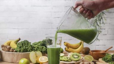 Pouring green smoothie