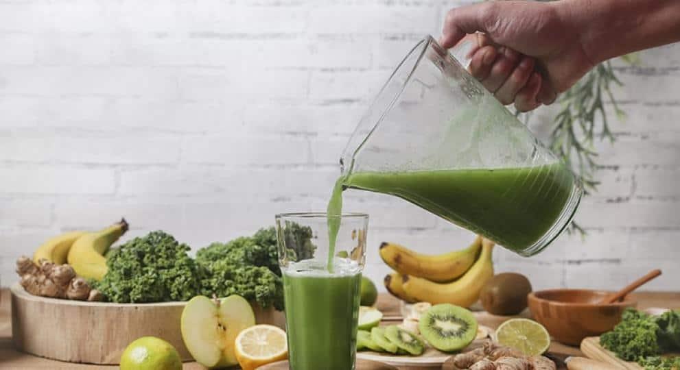 Pouring green smoothie